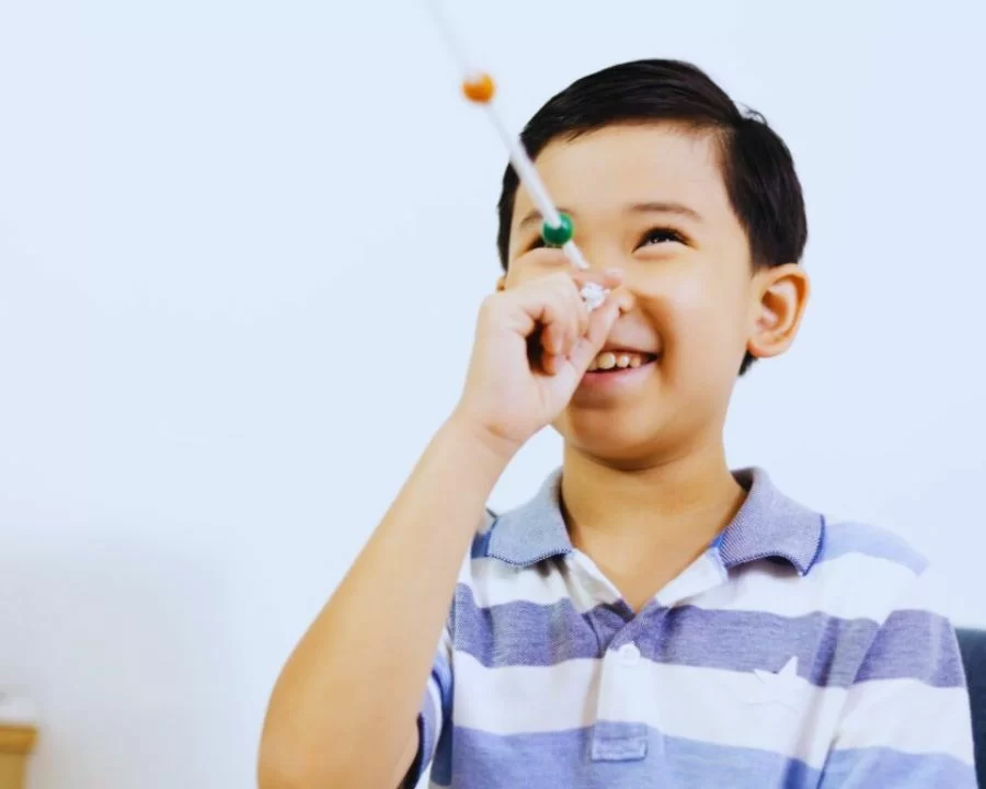 TOP 20 cách chữa cận thị tại nhà hiệu quả nhất hiện nay (5) Bài tập Brock String giúp mắt phối hợp nhịp nhàng hơn, đặc biệt hữu ích với người hay bị “lạc tiêu điểm” khi nhìn gần – nhìn xa luân phiên