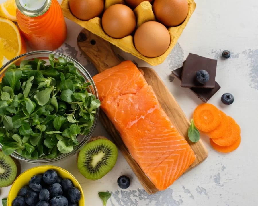 TOP 20 cách chữa cận thị tại nhà hiệu quả nhất hiện nay (7) Cà rốt, khoai lang, rau cải xanh, quả mọng, cá hồi hay hạt óc chó là những thực phẩm giàu dinh dưỡng, tốt cho mắt cận và rất hiệu quả cho việc chữa cận thị tại nhà