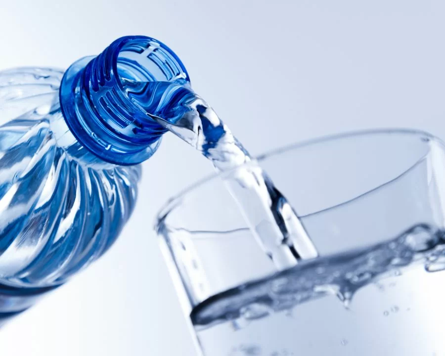 TOP 20 cách chữa cận thị tại nhà hiệu quả nhất hiện nay (8) Uống đủ nước, dù đơn giản nhưng là một phương pháp hiệu quả giúp giảm khô mắt khi nhìn lâu vào màn hình