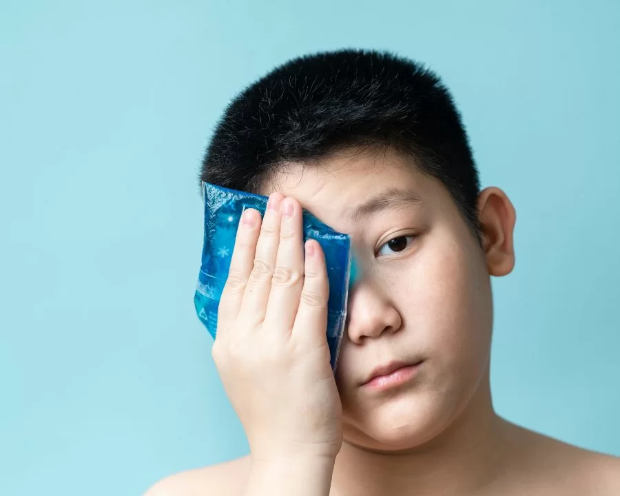 TOP 20 cách chữa cận thị tại nhà hiệu quả nhất hiện nay (9) Sưởi ấm và làm mát luân phiên vùng mắt sẽ giúp mắt ít bị căng tức, giảm quầng thâm, và giúp tỉnh táo hơn rõ rệt vào sáng hôm sau.