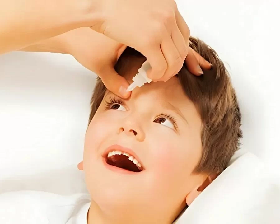 TOP 5+ cách giảm độ cận hiệu quả, bí quyết từ chuyên gia (6) Sử dụng Atropin nồng độ thấp có thể giảm từ 50% đến 60% tốc độ tăng độ cận ở trẻ em trong vòng 2 năm sử dụng