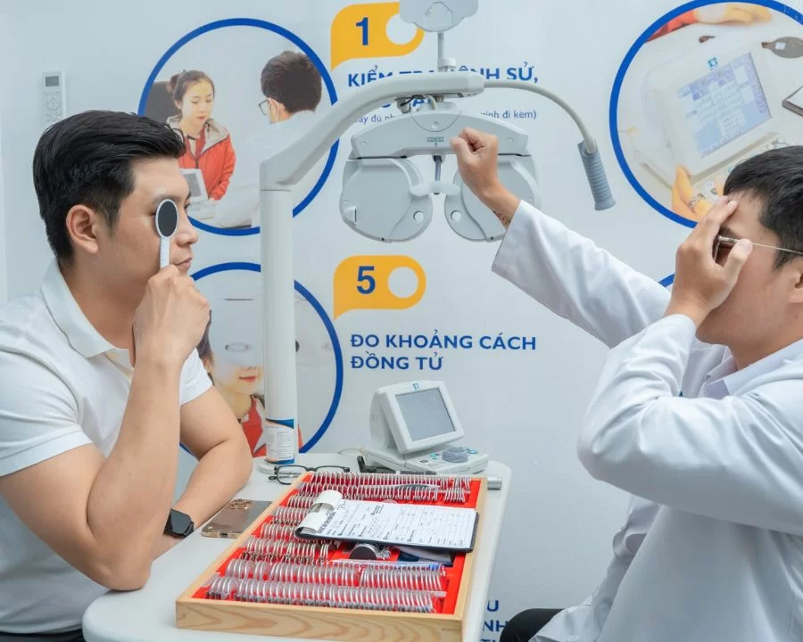 Bắn mắt cận: Điều kiện, chi phí, 3 lời khuyên vàng từ bác sĩ (8) Thăm khám lâm sàng là bước đầu tiên trong bất kỳ ca phẫu thuật nào, từ đó chọn ra phương pháp phù hợp rồi mới tiến hành bắn mắt cận
