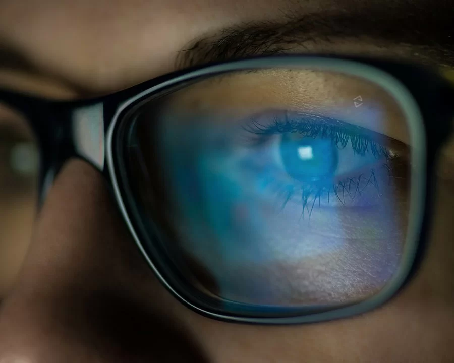 Bật mí bí mật về lớp phủ AR chống chói có trên tròng kính