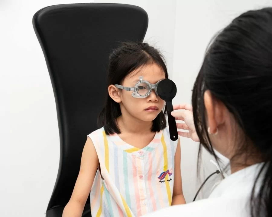 Cận thị có chữa được không? Chuyên gia giải đáp từ A-Z (3) Đo khám mắt tại Kính Hải Triều
