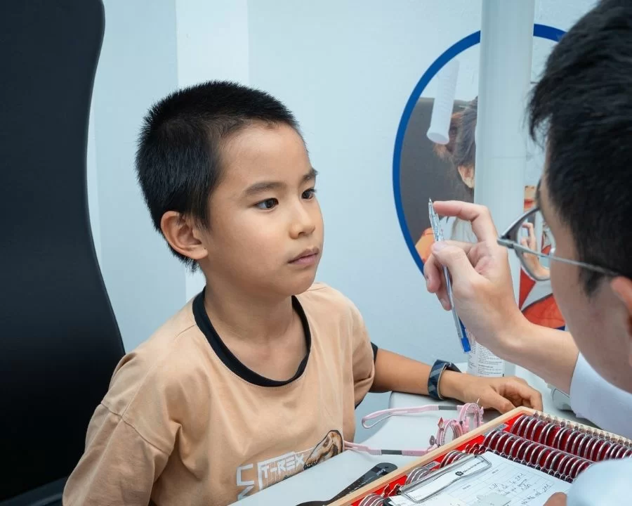 Cận thị có chữa được không? Chuyên gia giải đáp từ A-Z (5) Đo khám mắt cho trẻ tại Kính Hải Triều