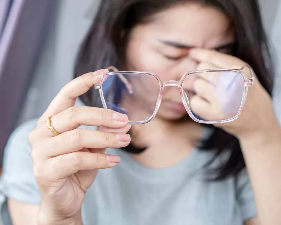Mắt cận 6 độ nhìn được bao xa, có nặng không? Bác sĩ trả lời (3) Mắt cận 6 độ chỉ nhìn rõ trong khoảng cách 16,67 cm