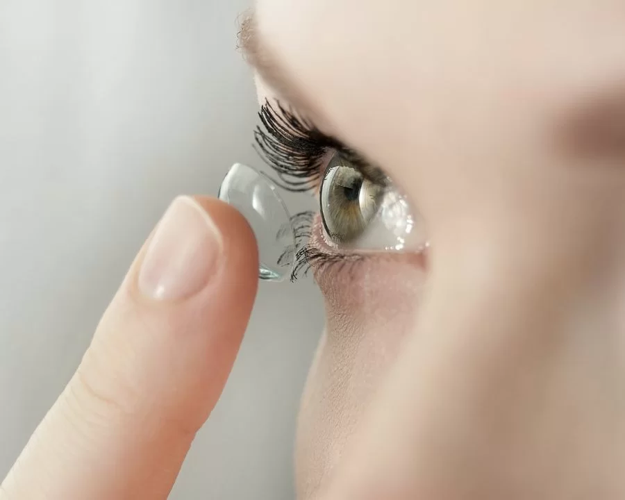 Mắt cận 6 độ nhìn được bao xa, có nặng không? Bác sĩ trả lời (8) Kính áp tròng Ortho-K và thuốc nhỏ mắt Atropine liều thấp là 2 phương pháp kiểm soát cận thị có hiệu quả lên tới 50%
