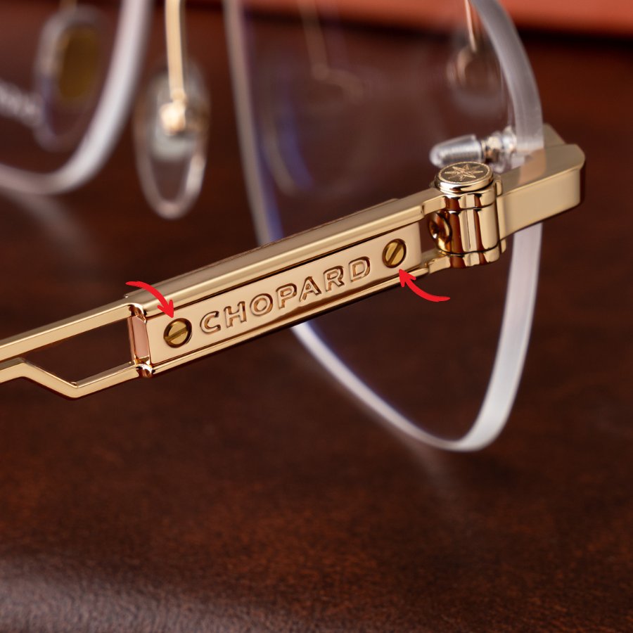 Họa tiết đinh tán nổi bật trên bản lề mắt kính