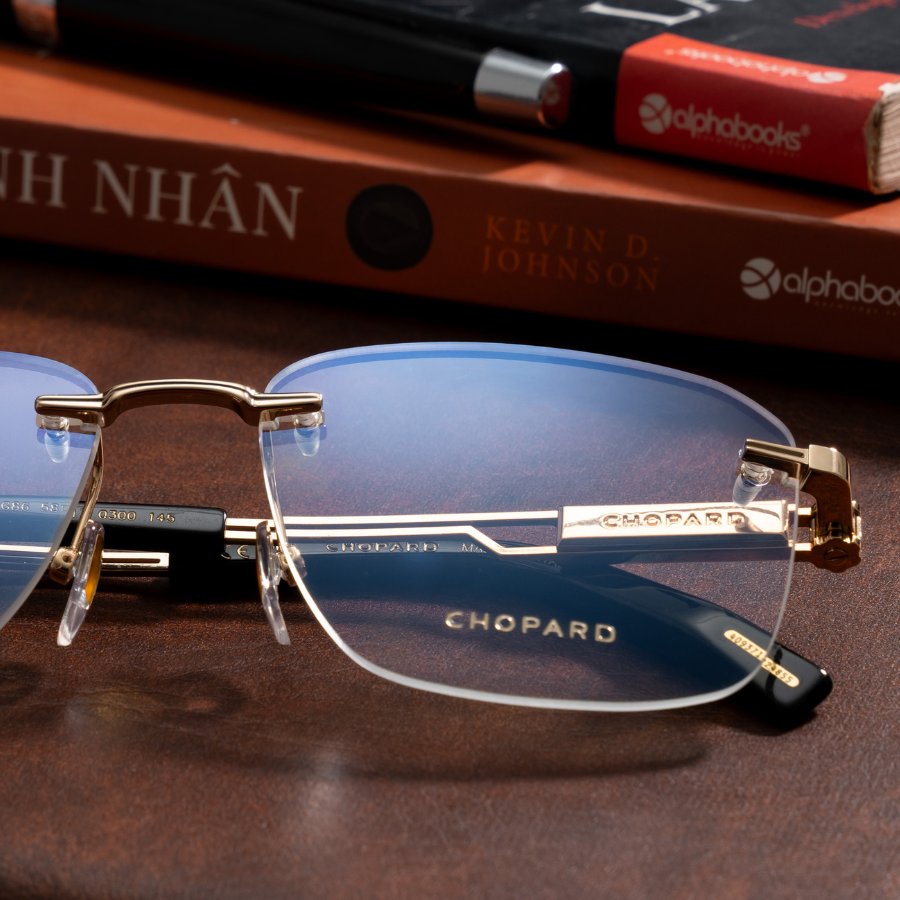 Logo Chopard khắc nổi mặt sau gọng kính