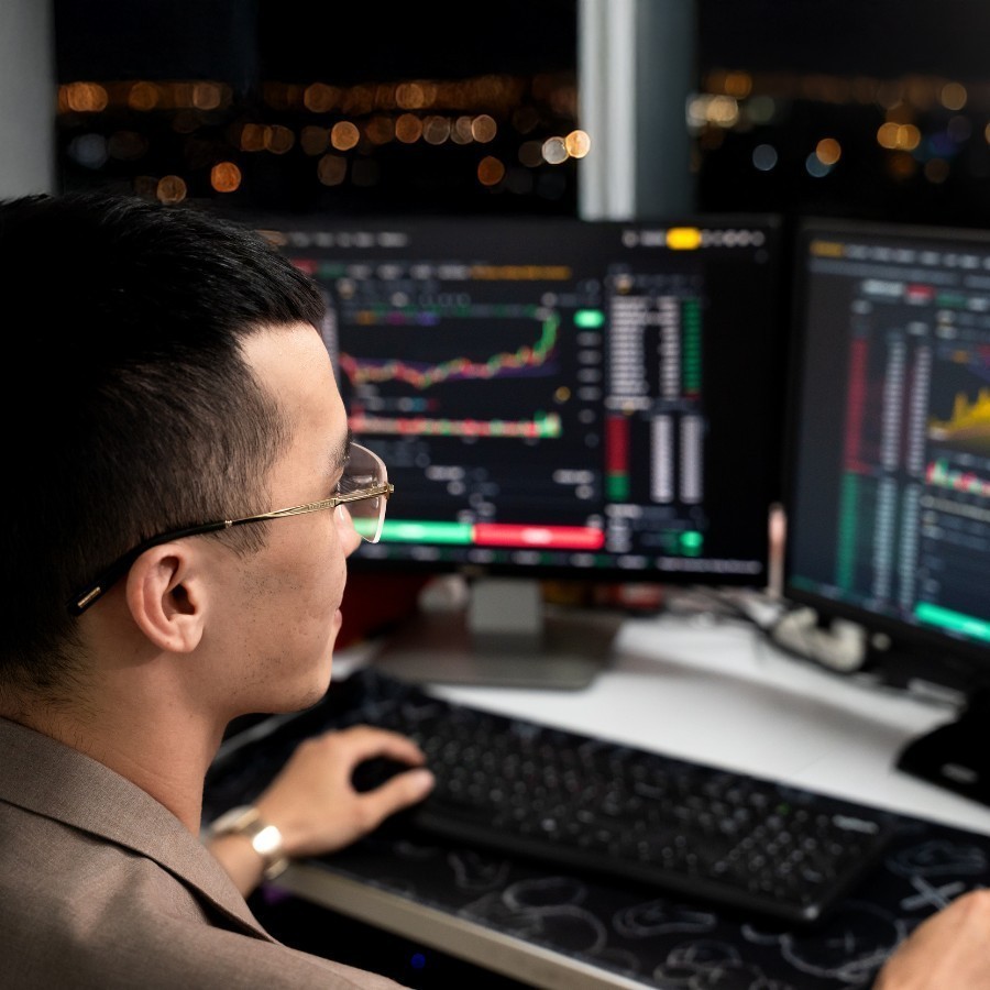 Gọng bắt ốc mạ vàng luôn là sự lựa chọn phù hợp với các nam doanh nhân