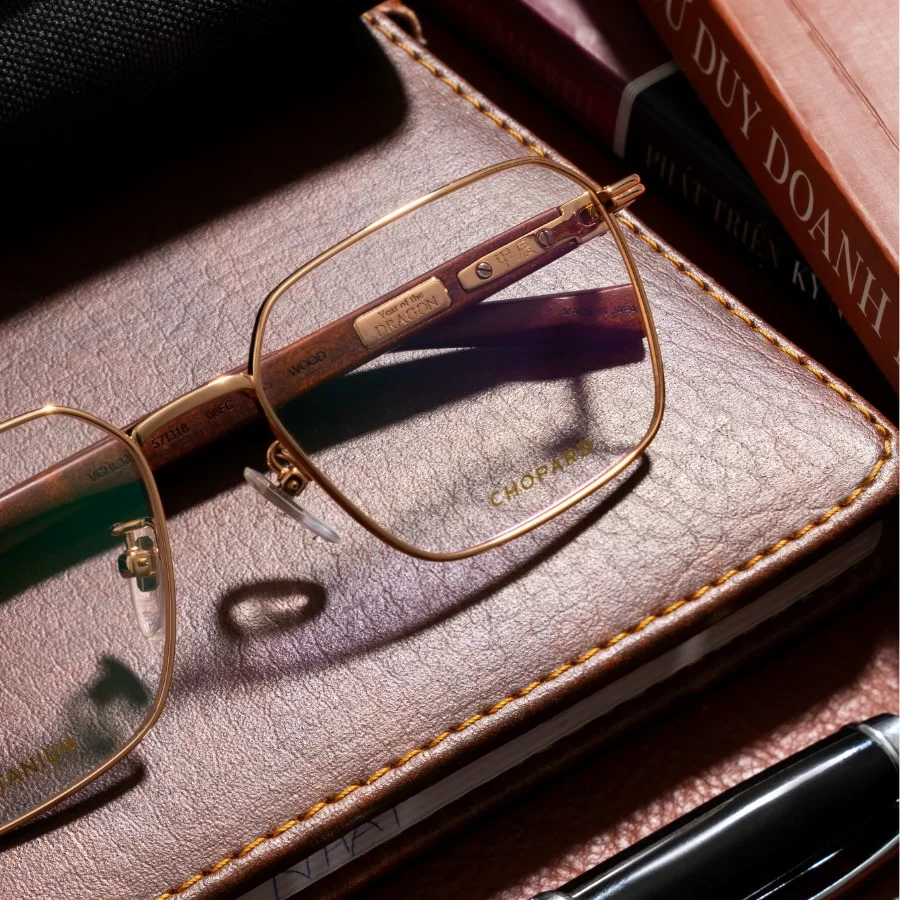 Chopard Nam - Gọng kính Gỗ hồng, Titanium, Mạ vàng - Limited Edition 150 mẫu - Mã VCHL38J_08FC (4) Dòng kí hiệu "Year of Dragon" in khắc nổi mặt trong gọng kính