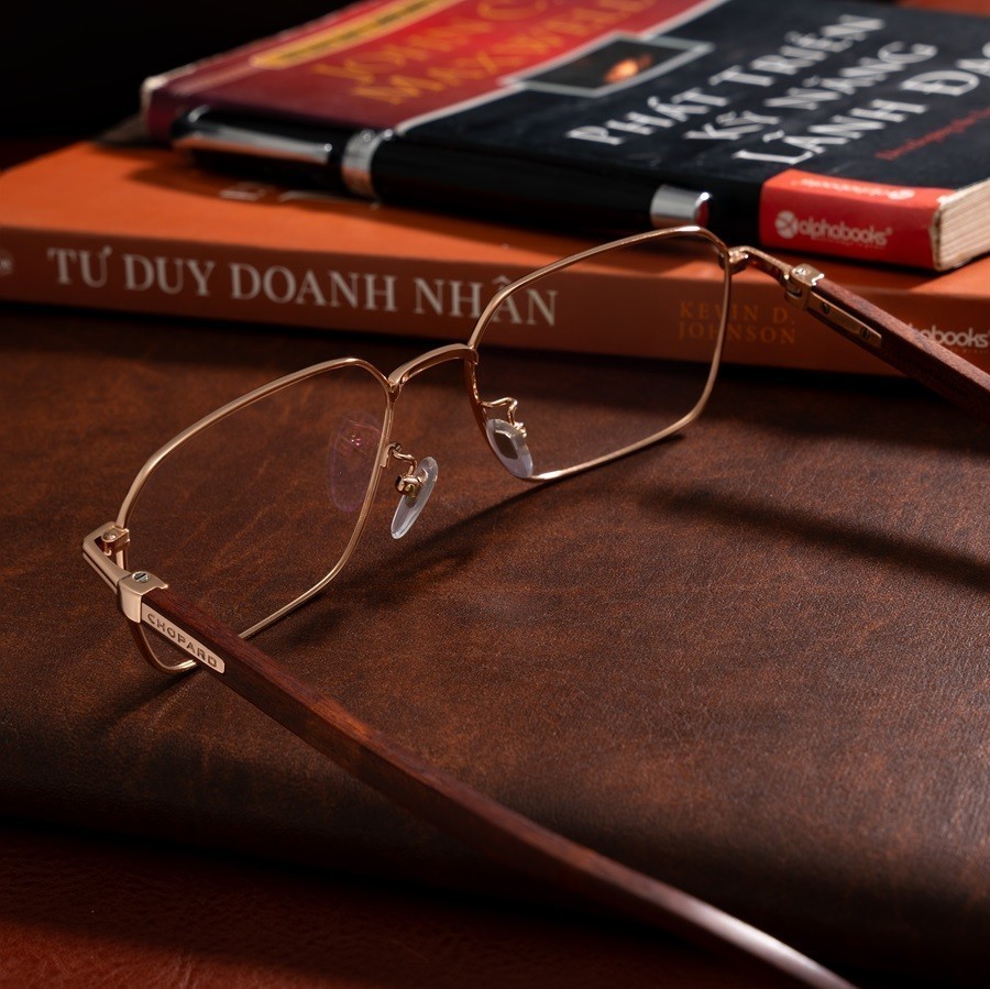 Chopard Nam - Gọng kính Gỗ hồng, Titanium, Mạ vàng - Limited Edition 150 mẫu - Mã VCHL38J_08FC (5) Chất liệu gọng gỗ quý hiếm chỉ có tại Chopard