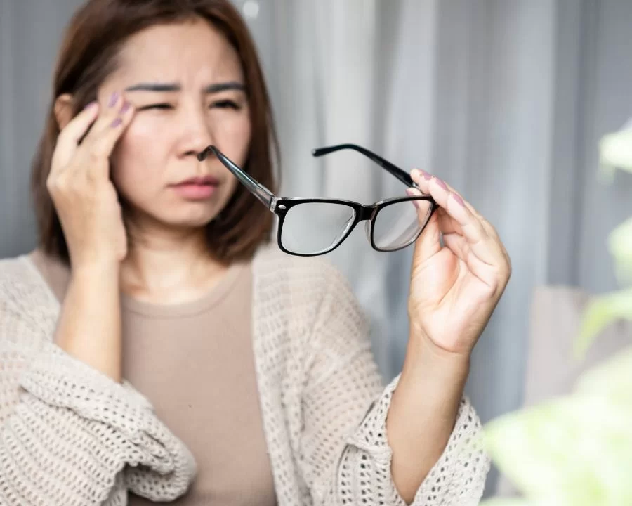 Nếu bị cận mà không đeo kính có sao không, có tăng độ không? (2) Nếu bị cận mà không đeo kính có sao không? Nếu bị cận mà không đeo kính, mắt bạn sẽ phải ‘gồng’ làm việc quá sức – khiến thị lực ngày càng suy giảm.