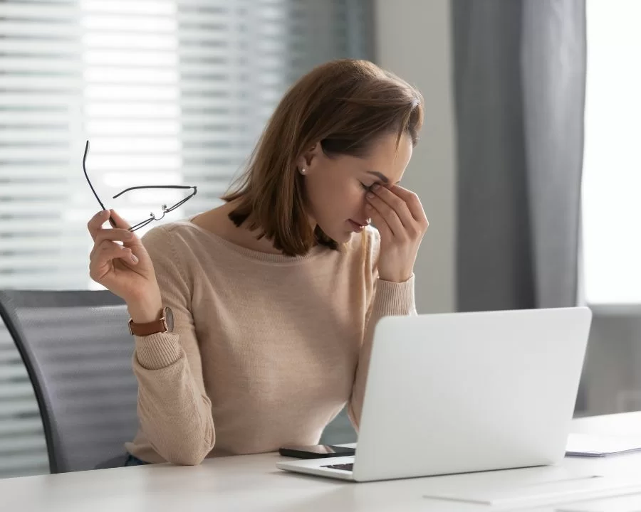 Nếu bị cận mà không đeo kính có sao không, có tăng độ không? (3) Không đeo kính khi bị cận khiến mắt phải làm việc quá sức - độ cận tăng nhanh, mắt mỏi mệt và có nguy cơ nhược thị.