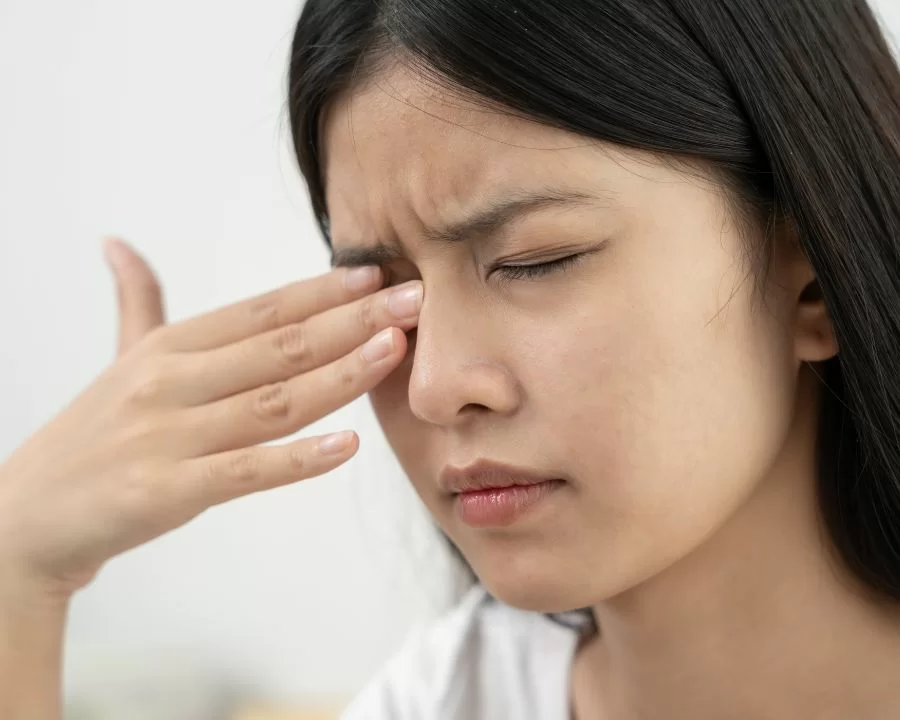 Nếu bị cận mà không đeo kính có sao không, có tăng độ không? (4) Cận nhẹ không có nghĩa là vô hại - nếu không đeo kính, mắt phải căng làm việc, dễ mỏi, đau đầu và tăng độ nhanh hơn.