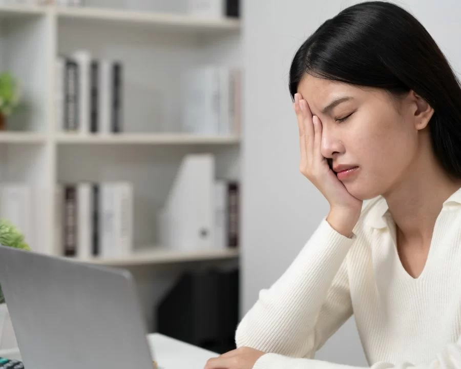 Nếu bị cận mà không đeo kính có sao không, có tăng độ không? (6) Cận thị nặng không chỉ làm mờ tầm nhìn mà còn đe dọa võng mạc và nguy cơ mù lòa vĩnh viễn.