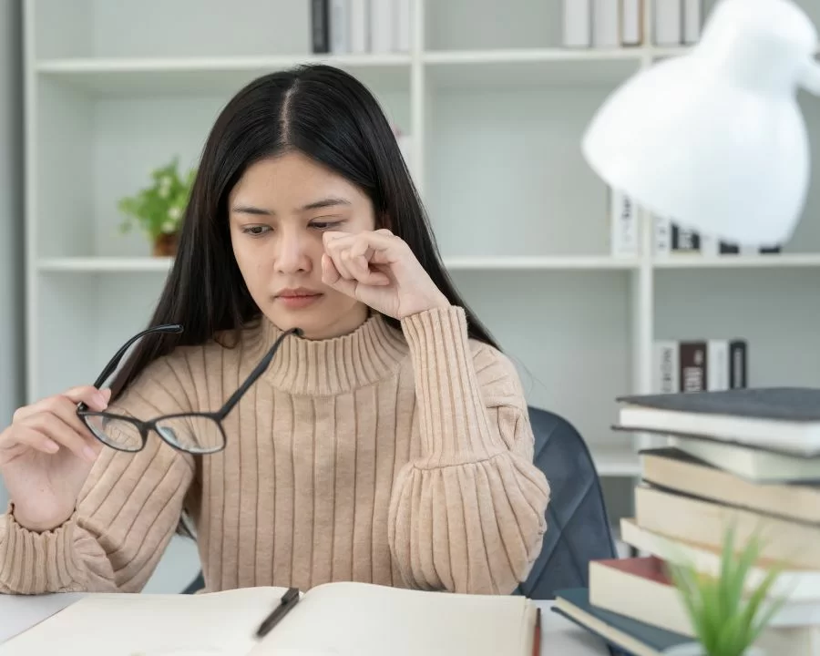 Nếu bị cận mà không đeo kính có sao không, có tăng độ không? (7) Bất cứ khi nào bạn nhìn xa quá 1 mét, hoặc làm việc cần sự tập trung cao độ, bạn BẮT BUỘC phải đeo kính.