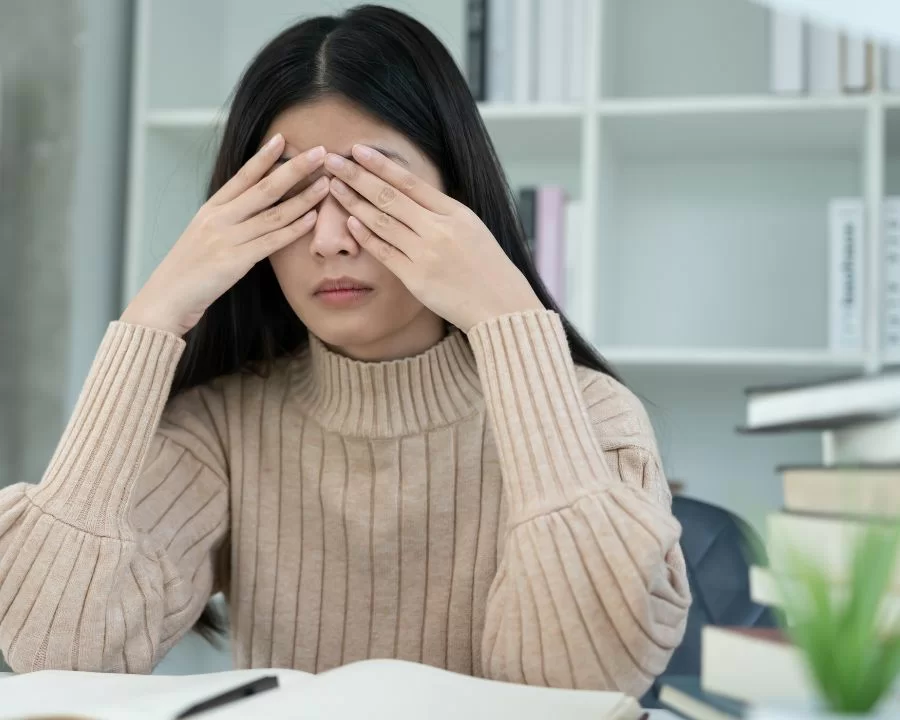 Nếu bị cận mà không đeo kính có sao không, có tăng độ không? (8) Bạn có thể tạm tháo kính khi đọc sách, dùng điện thoại ở khoảng cách gần để cơ mắt được thư giãn, nhưng cần đeo kính đầy đủ khi nhìn xa để bảo vệ võng mạc và giữ thị lực ổn định.