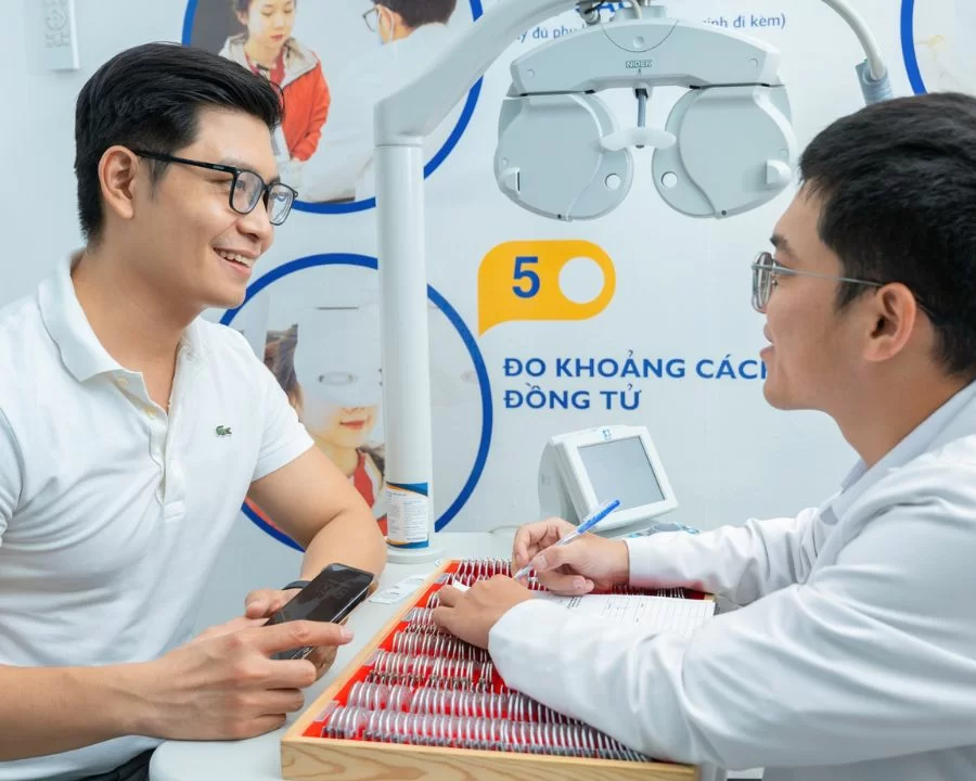TOP 5+ cách giảm độ cận hiệu quả, bí quyết từ chuyên gia (1) Đo khám mắt tại Kính Hải Triều