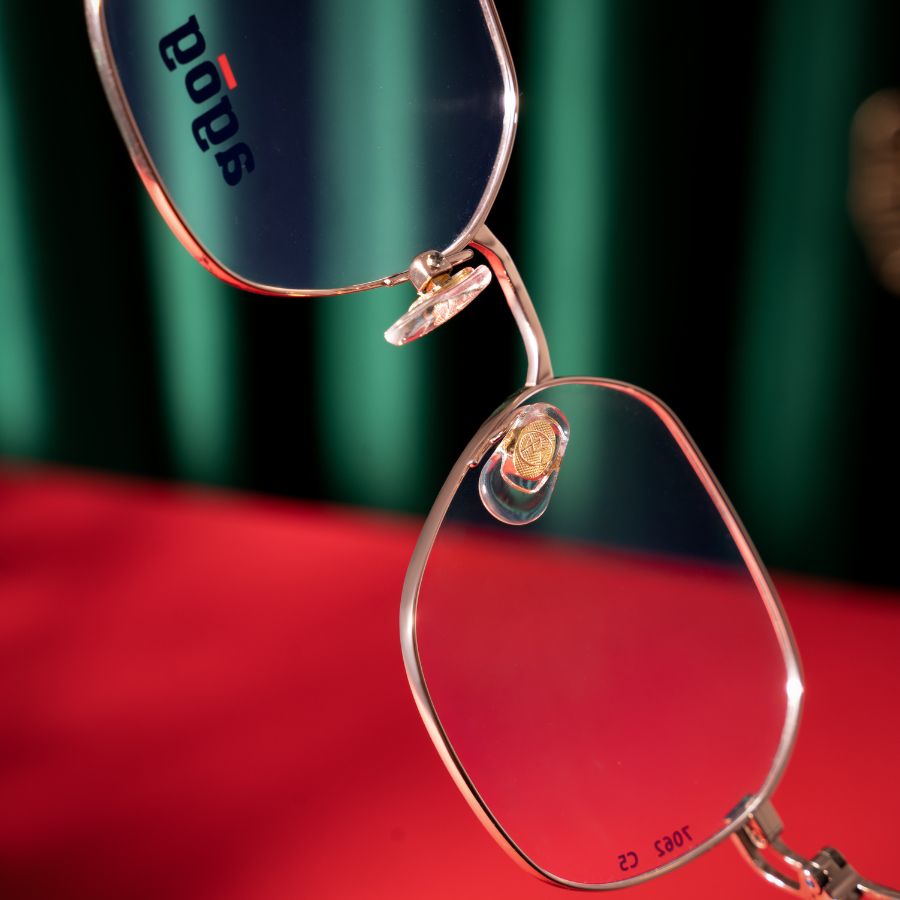 Chi tiết mũ chiến binh được điêu khắc sắc sảo trên ve mũi