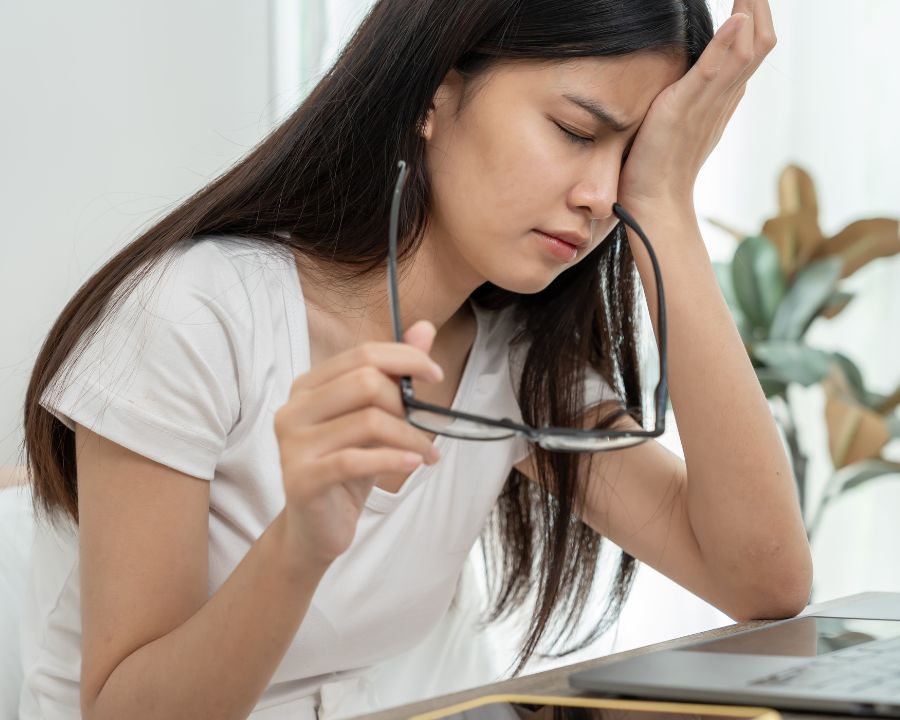 Phân biệt cận thị và viễn thị: Triệu chứng và cách chữa trị (8) Cận thị và viễn thị đều khiến bạn bị giảm chất lượng cuộc sống, mỏi mắt, nhức đầu và có thể tác động lên tâm lý, xã hội, giảm sự tự tin của bạn trong cuộc sống