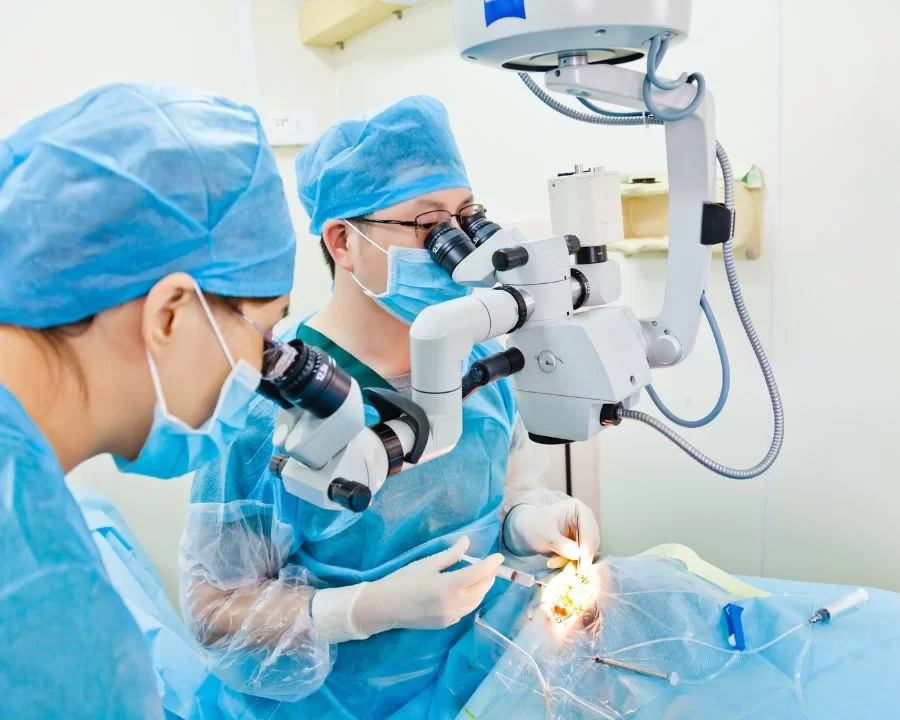Phân biệt cận thị và viễn thị: Triệu chứng và cách chữa trị (11) Phẫu thuật thay thủy tinh thể nhân tạo giúp điều trị viễn thị nặng, phù hợp cho người trung niên và cao tuổi