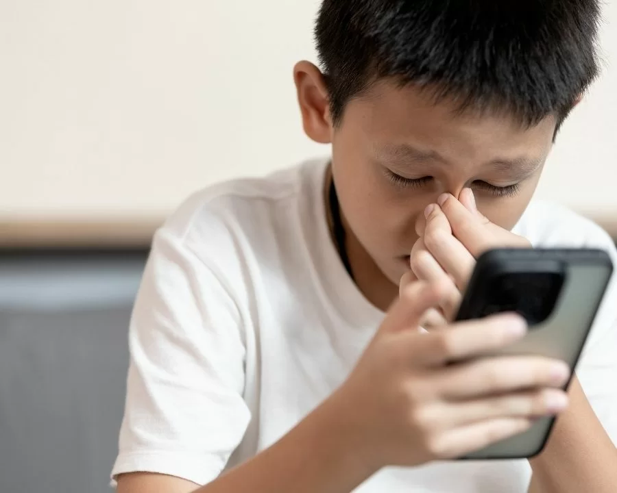 Phân biệt cận thị và viễn thị: Triệu chứng và cách chữa trị (4) Yếu tố di truyền, thói quen sinh hoạt, thiếu tiếp xúc với ánh sáng tự nhiên là những yếu tố tác động phổ biến gây nên cận thị