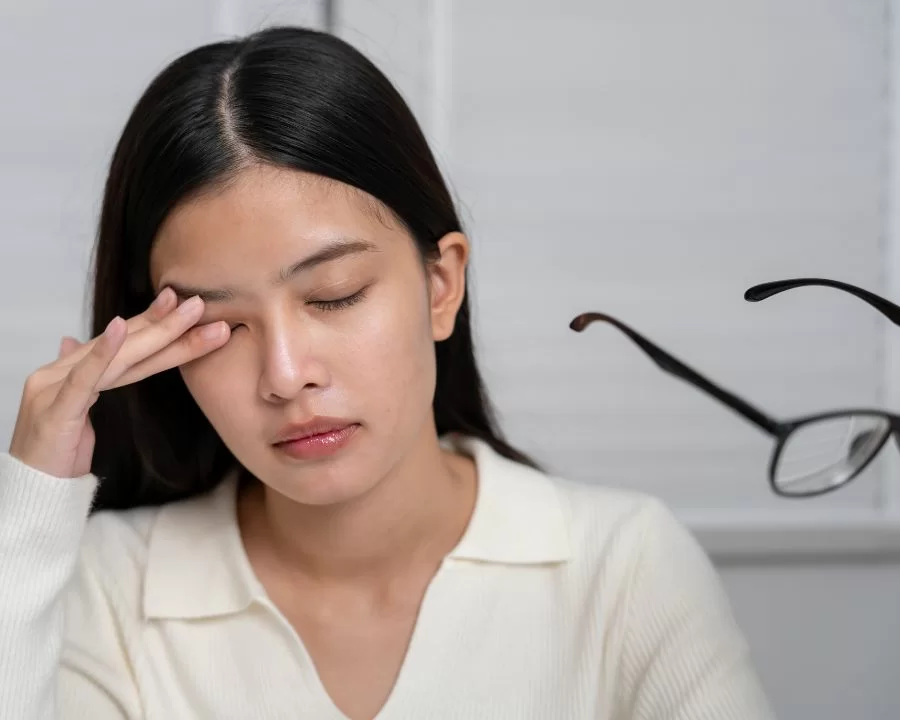 Phân biệt cận thị và viễn thị: Triệu chứng và cách chữa trị (6) Người cận thị thường phải nheo mắt, ghé sát để nhìn các vật ở gần