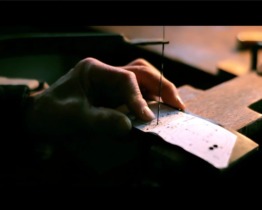 Chopard Nam - Gọng kính Titanium - Mã VCHG94J_0300 (4) Hình ảnh thợ nhân làm kính thủ công, in-house.