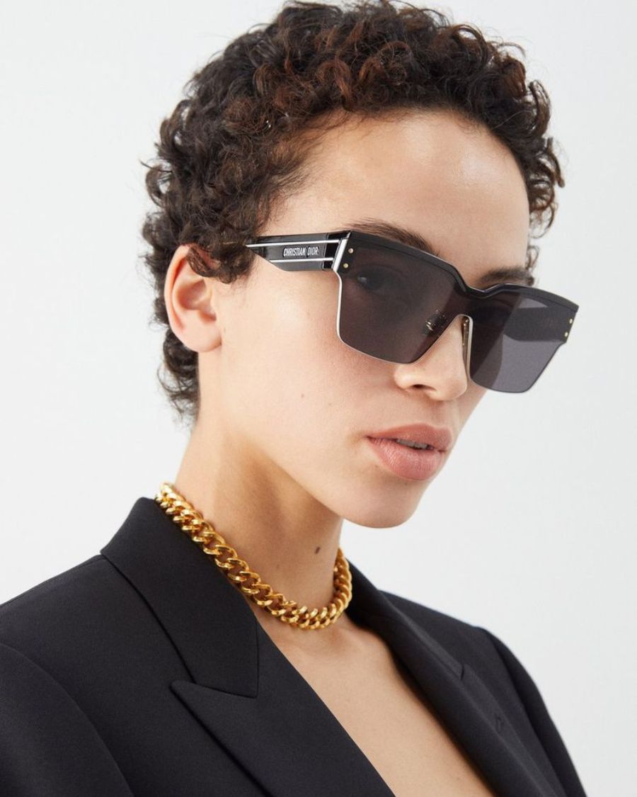 Mẫu nữ đeo kính mát Dior DIORCLUBM4U_00_45A0.