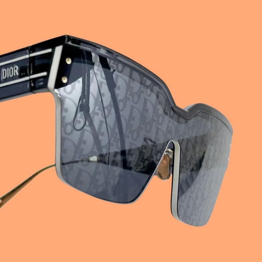 Cận cảnh mắt kính mát Dior DIORCLUBM4U_00_45A0 với thiết kế tròng liền mạch đặc biệt.