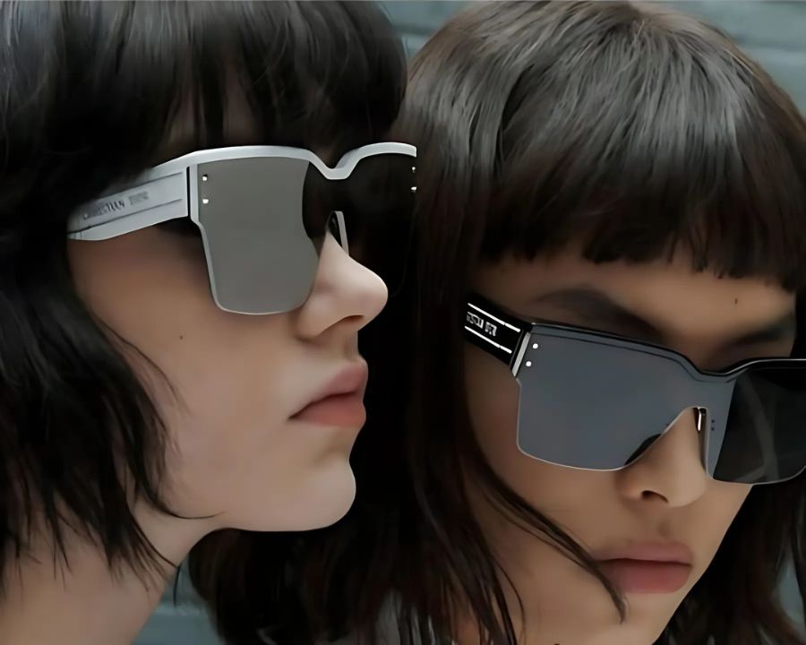 Hình ảnh 2 cô gái đeo kính mát Dior DIORCLUBM4U_00_45A0.