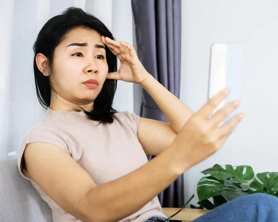 Viễn thị là gì? 3 phút hiểu ngay nguyên nhân, cách điều trị (4) Đau đầu, mỏi mắt khi nhìn gần, đây là triệu chứng của viễn thị