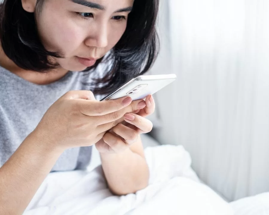 Viễn thị là gì? 3 phút hiểu ngay nguyên nhân, cách điều trị (5) Người lớn gặp khó khăn khi nhìn gần với tật viễn thị