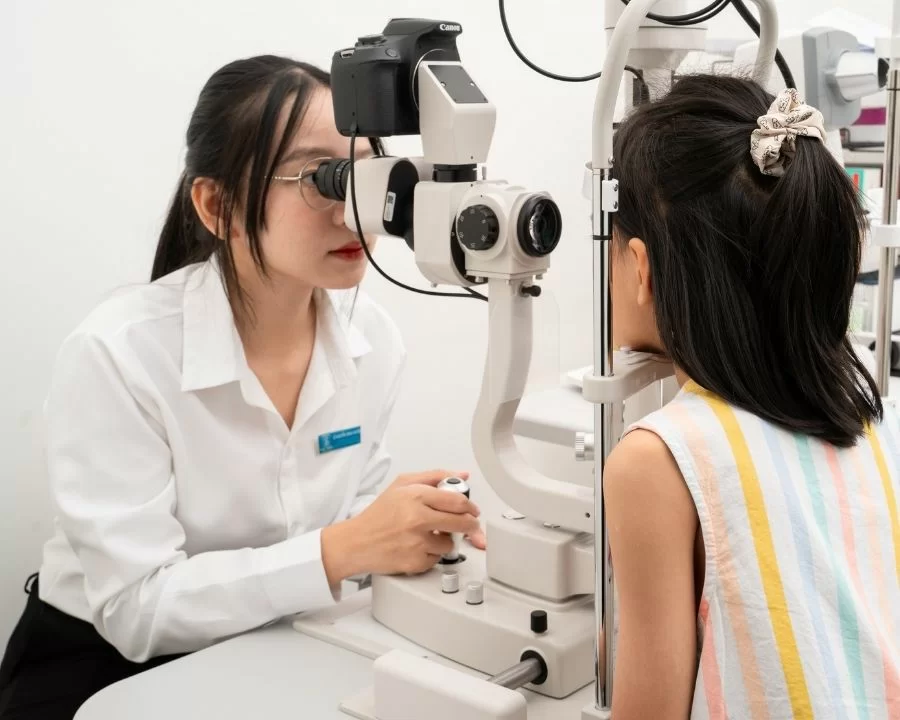 Viễn thị là gì? 3 phút hiểu ngay nguyên nhân, cách điều trị (6) Đo khám thị lực tại Kính Hải Triều