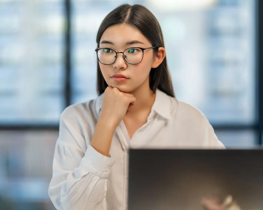 Mặt nhỏ đeo kính nào hợp? 5 tips chọn kính theo dáng mặt nhỏ (1) Mặt nhỏ đeo kính nào hợp? 5 tips chọn kính theo dáng mặt nhỏ