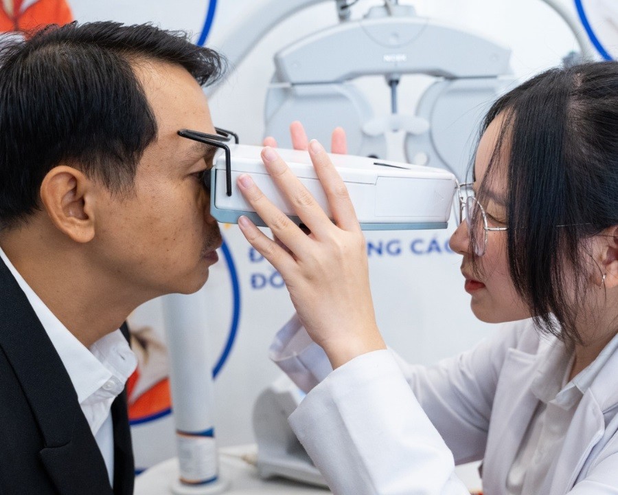 Khoảng cách đồng tử (PD) là gì? Vai trò, phương pháp đo (3) Đo mắt tại Kính Hải Triều