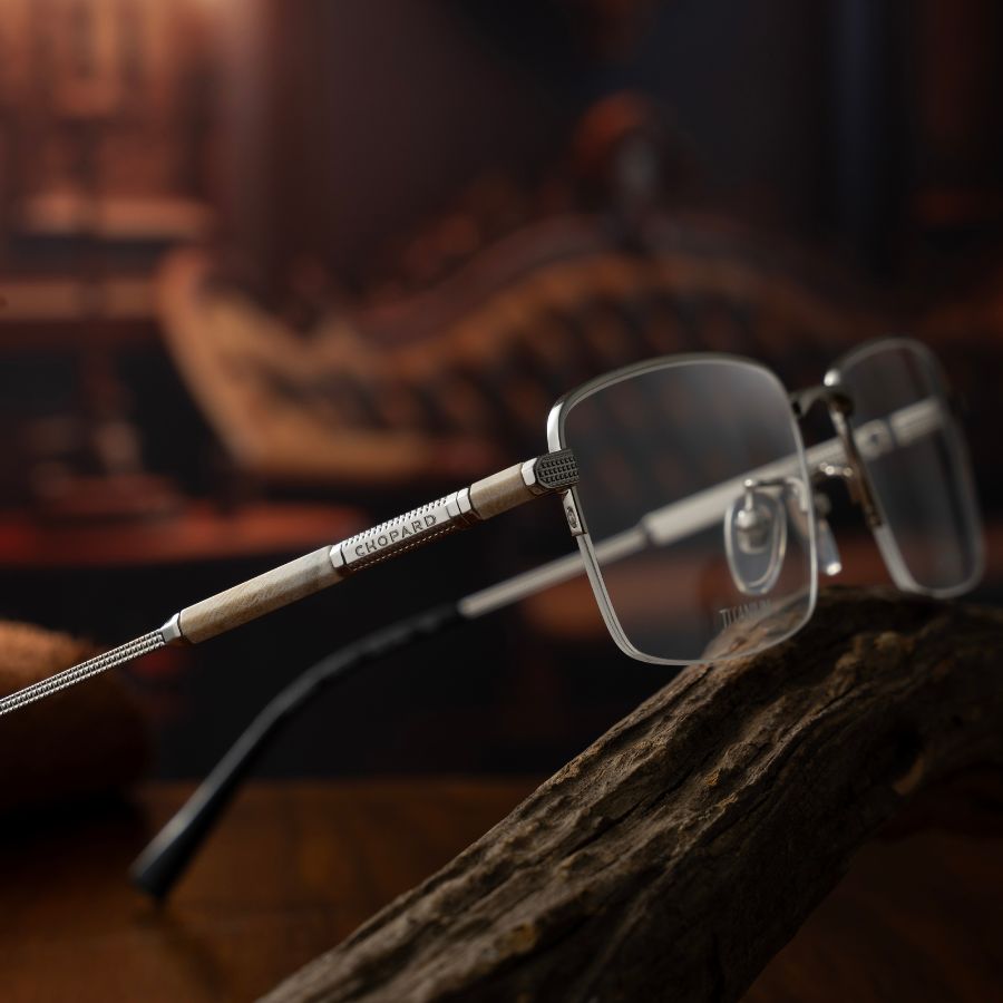 Gọng kính màu bạc tinh tế kết hợp cùng đầu gọng gỗ sang trọng