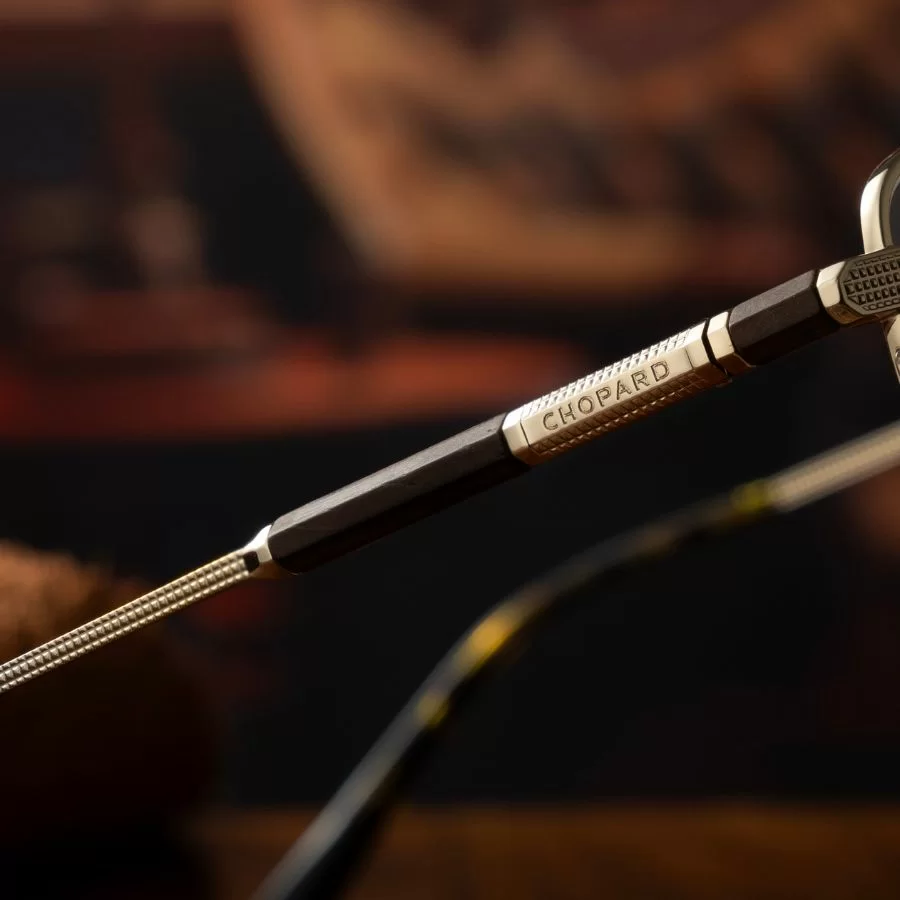 Vật liệu gỗ cao cấp được chạm khắc ở đầu gọng kính