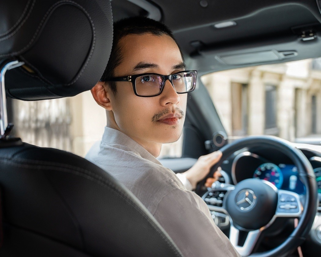 Essilor Transitions XTRActive thậm chí có thể đổi màu trong xe hơi - ảnh 3