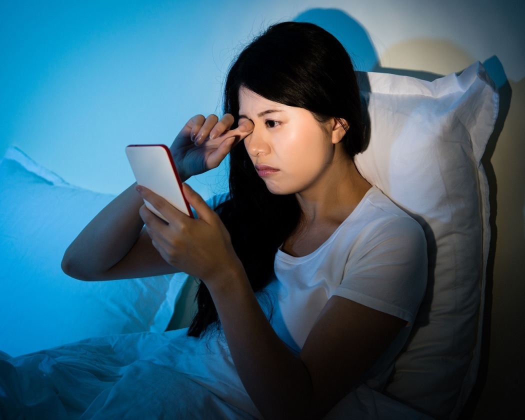 Ánh sáng xanh gây ra nhiều vấn đề liên quan đến mỏi, nhức mắt - ảnh 1