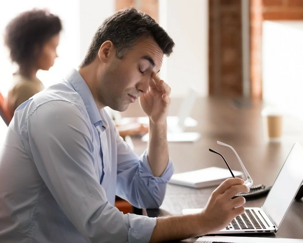 Ánh sáng xanh phát ra từ các thiết bị điện tử là nguyên nhân gây nhức mỏi mắt - ảnh 1
