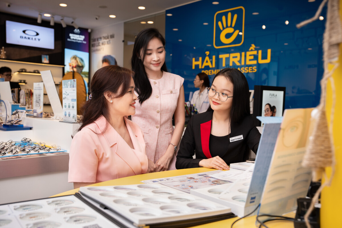 Mắt kính Crizal giá bao nhiêu? Có tốt không? (5) Kính Hải Triều cung cấp chính sách bảo hành và hậu mãi vượt trội cho khách hàng của mình
