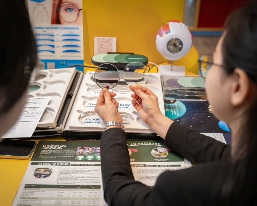 7+ Cách nhận biết kính chống ánh sáng xanh chính hãng từ A-Z (3) Một tròng kính chống ánh sáng xanh giả mạo thường bộc lộ những khiếm khuyết vật lý và quang học nghiêm trọng ngay từ khâu lựa chọn vật liệu cơ bản