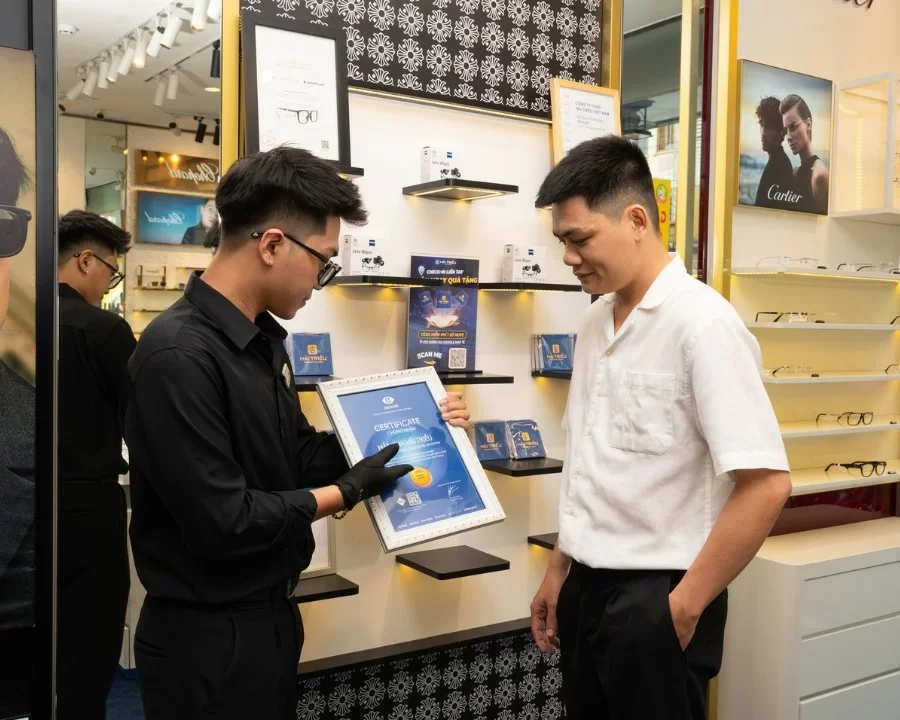 7+ Cách nhận biết kính chống ánh sáng xanh chính hãng từ A-Z (9) Cách nhận biết kính chống ánh sáng xanh qua xuất xứ thương hiệu: Mọi giấy tờ về hãng, sản phẩm đều có đầy đủ tại showroom Hải Triều