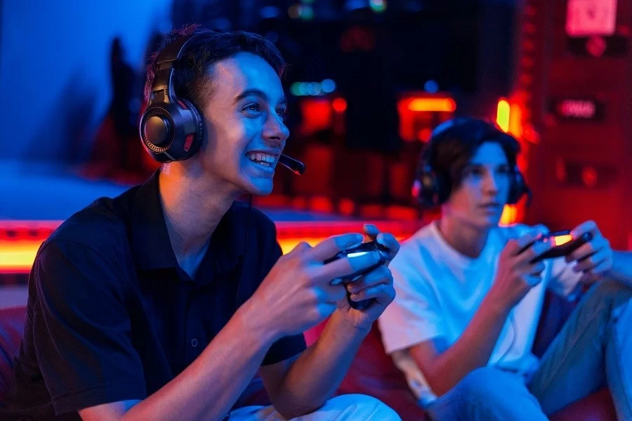Game thủ là những người nên mua tròng kính chống ánh sáng xanh