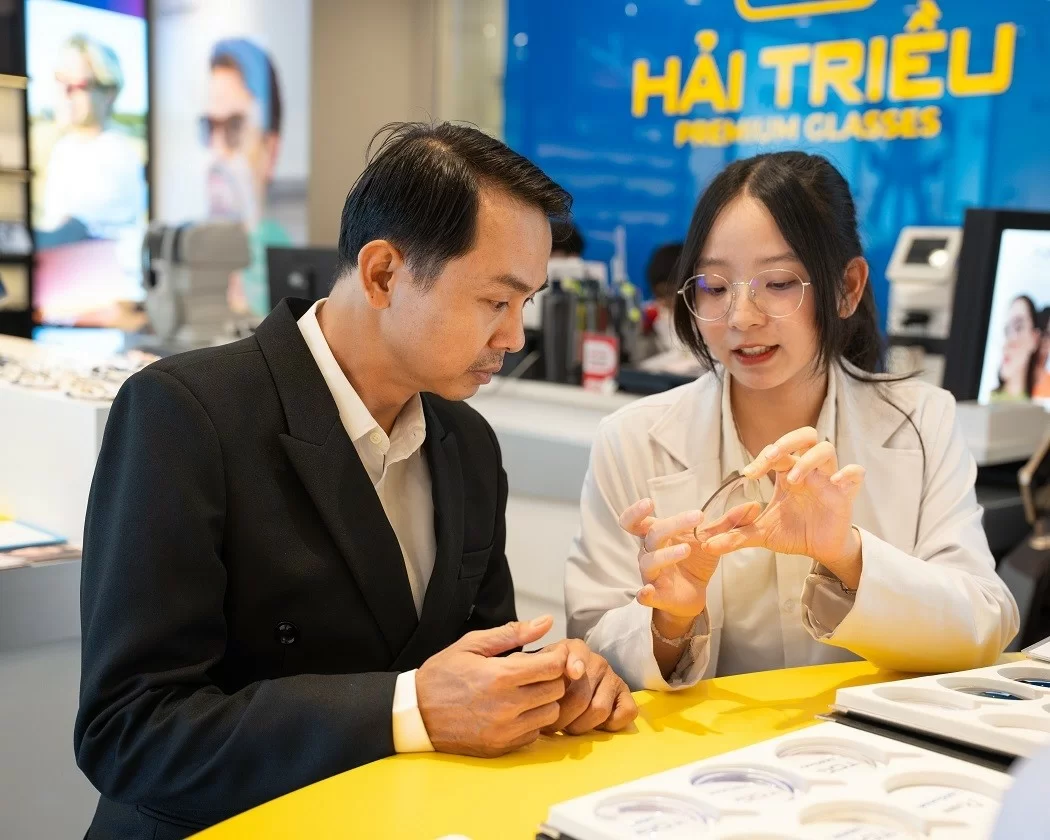 Quá trình tư vấn cho khách hàng tại Kính Hải Triều
