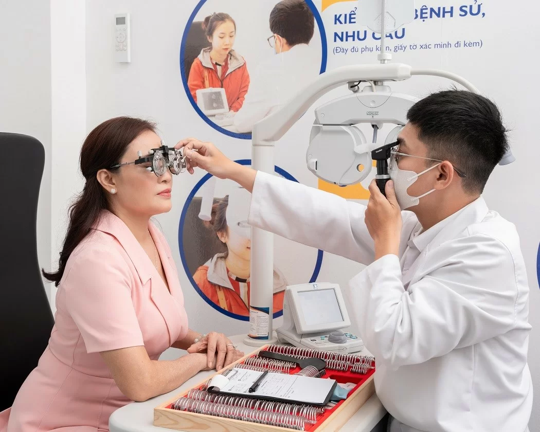 Quá trình tư vấn và đo mắt kỹ lưỡng đóng vai trò quan trọng trong việc lựa chọn tròng kính phù hợp với bản thân