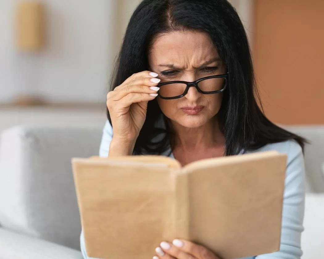 Lão thị gây ra nhiều vấn đề ảnh hưởng đến thị lực và chất lượng cuộc sống
