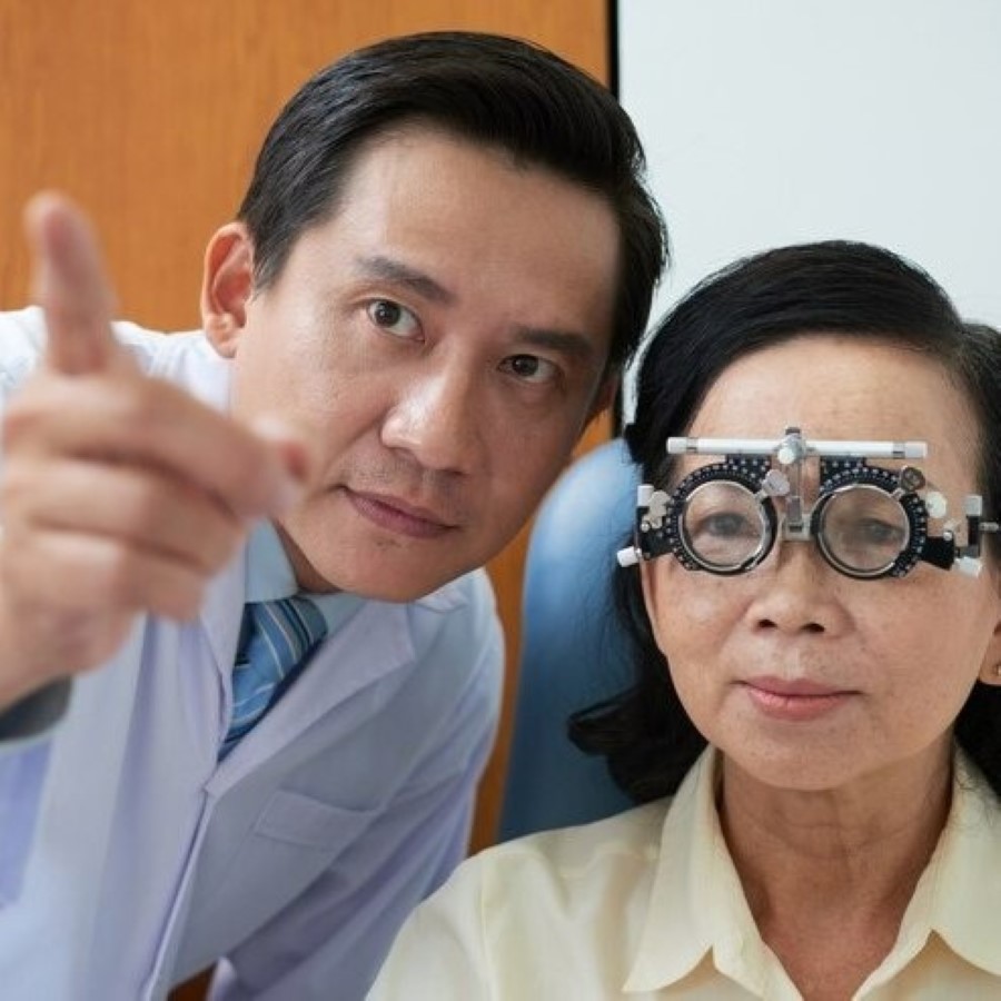 Kính chống ánh sáng xanh 0 độ: Có nên mua, ai phù hợp? (3) Kính chống ánh sáng xanh 0 độ giảm nguy cơ mắc bệnh khúc xạ về mắt